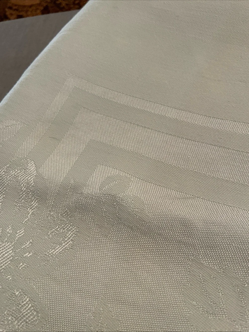 Bardwil Imported Damask “Grandeur” 64” X 84” Tablecloth & 8 Matching napkins